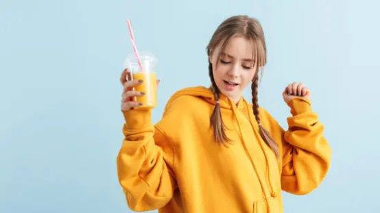 بريطانيا تحظر بيع مشروبات الطاقة للأطفال دون 16 عاما