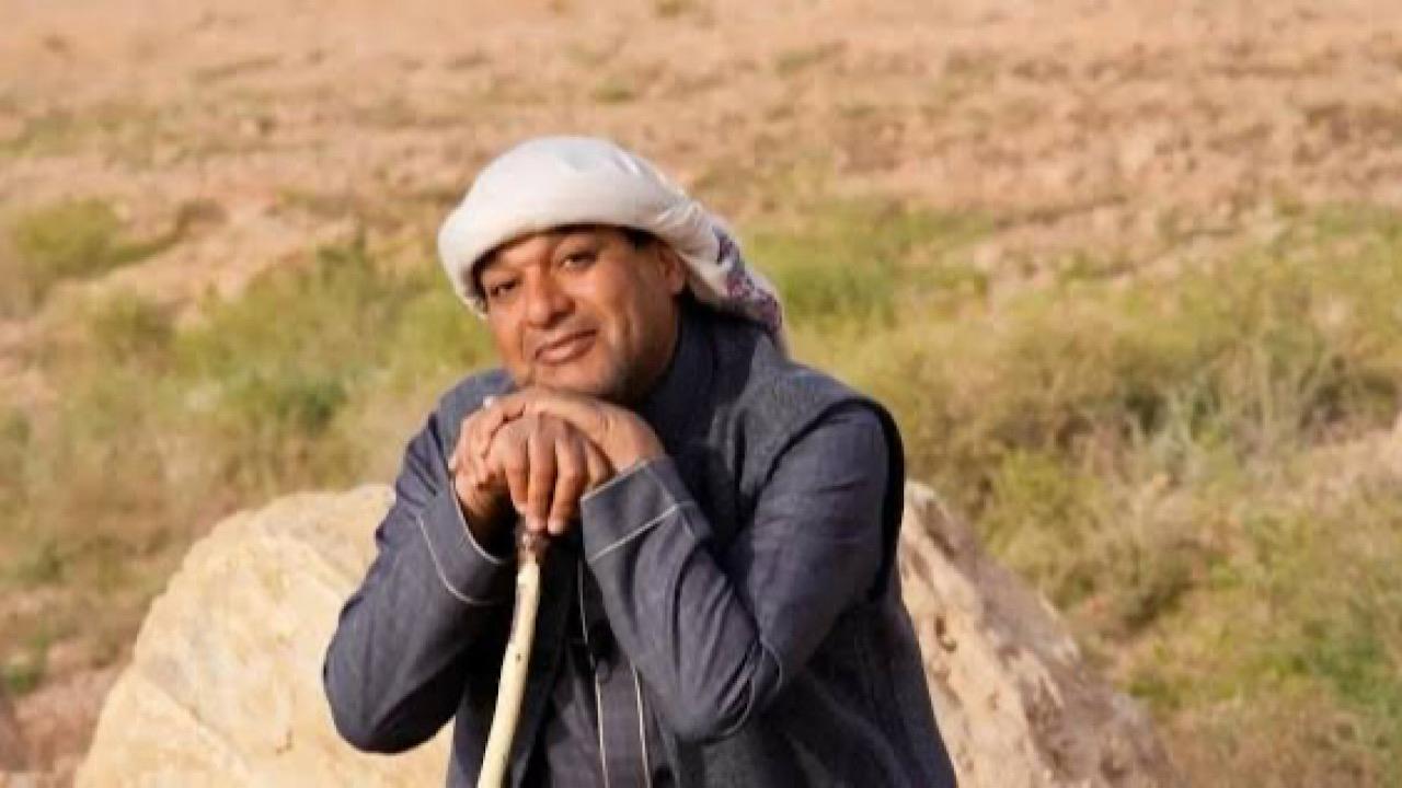 الزعاق يكشف سبب ارتدائه للثوب الأسود في الصيف.. فيديو