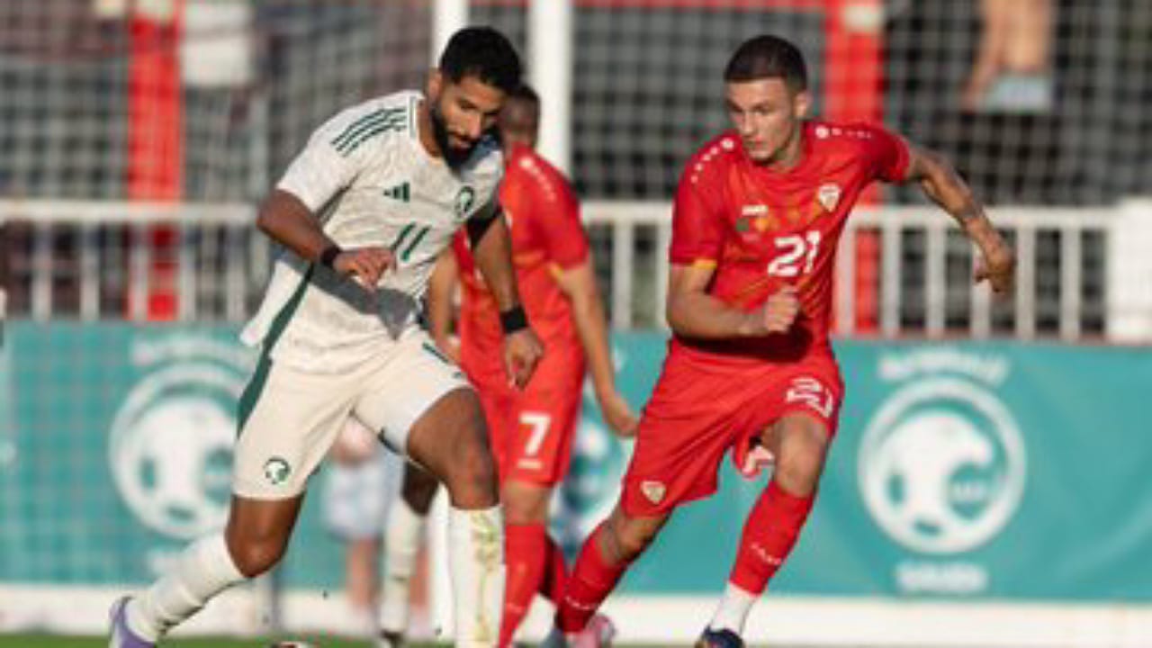 الأخضر يتغلب على مقدونيا بثنائية