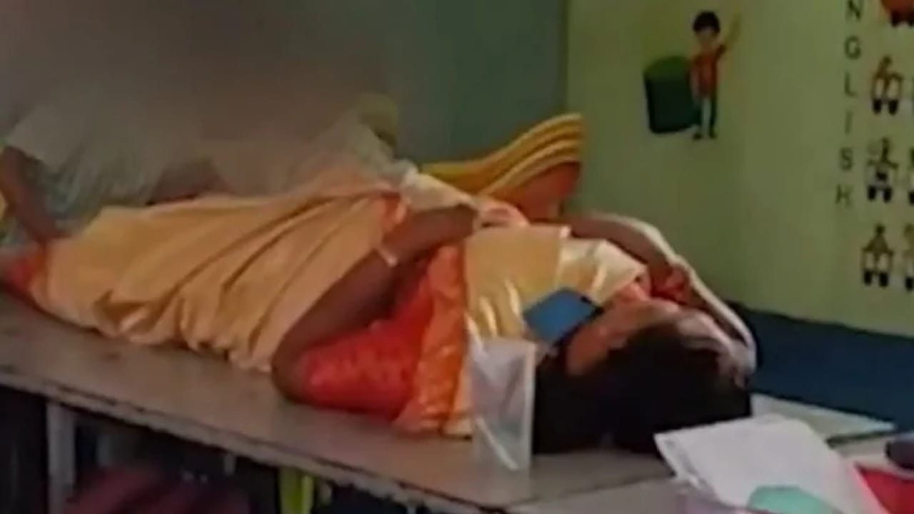 فضيحة جلسة تدليك تطيح بمديرة مدرسة.. فيديو