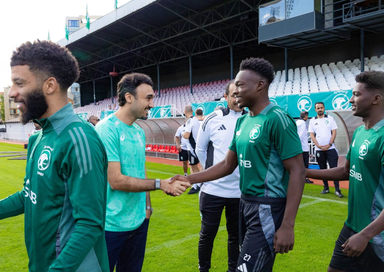 وزير الرياضة يزور معسكر الأخضر في التشيك .. صور