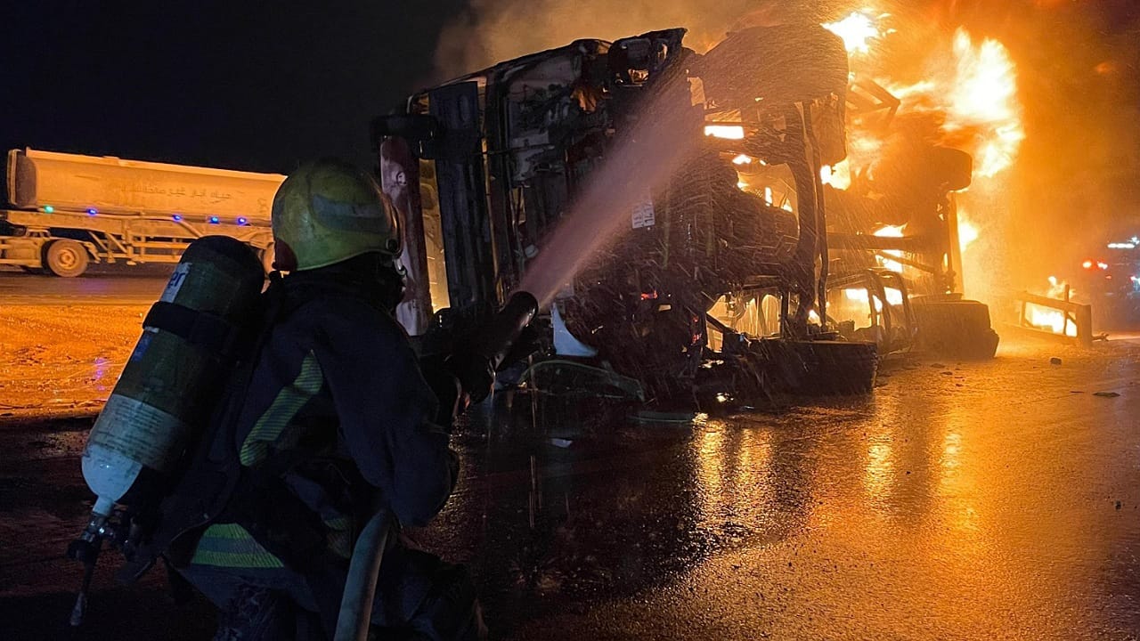 مدني الرياض يخمد حريقًا في ناقلة وقود إثر حادث مروري