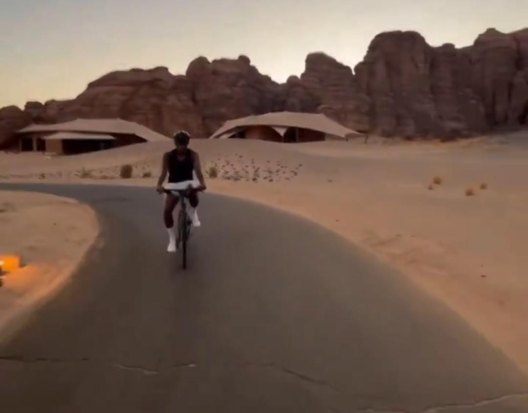 جالينو يستمتع بأجواء العلا على دراجته .. فيديو