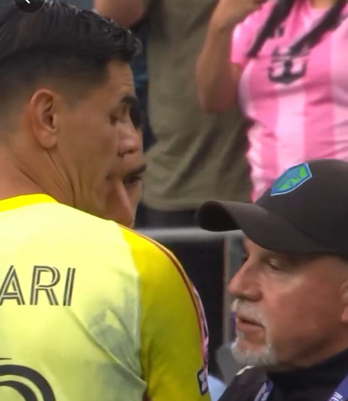 سواريز يثير الجدل بالبصق على موظف سياتل بعد نهائي Leagues Cup.. فيديو