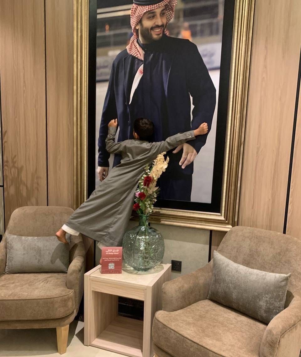 لقطة عفوية لطفل يحتضن صورة ولي العهد .. صورة
