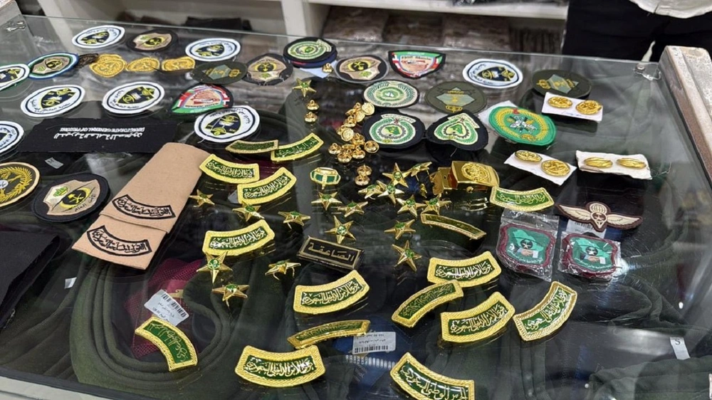 إغلاق 5 محال مخالفة لأنظمة بيع وخياطة الملابس العسكرية بالرياض.. صور