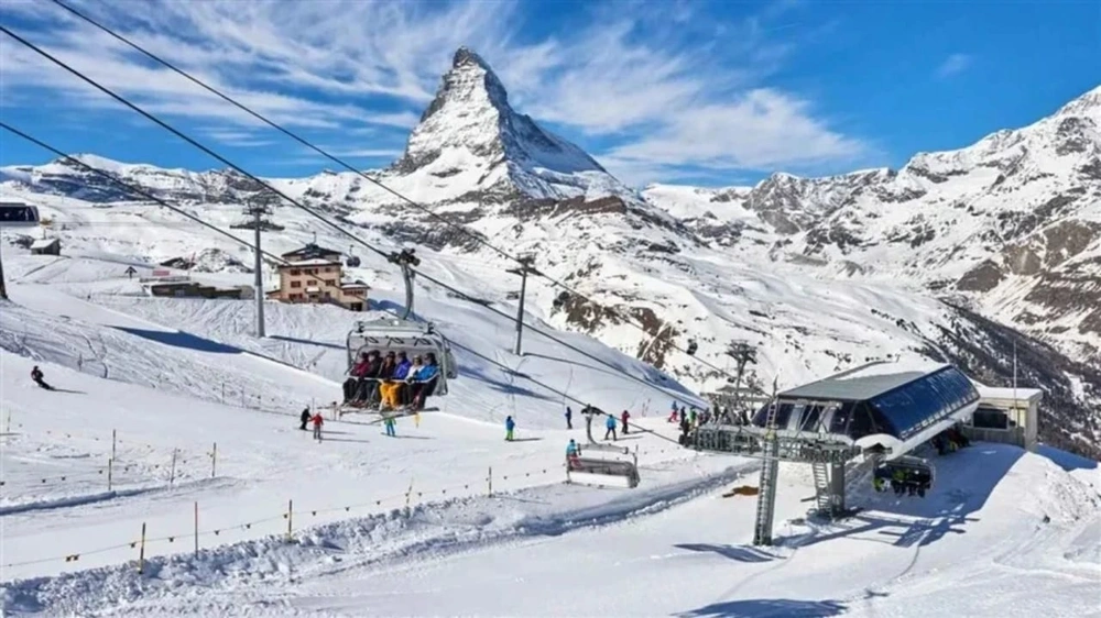 وفاة سائح وإصابة زوجته بعد السقوط من تلفريك في رحلة شتوية.. فيديو