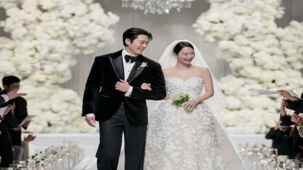النجمان الكوريان شين مين آه وكيم وو بين يخطفان الأنظار في حفل زفافهما.. صور