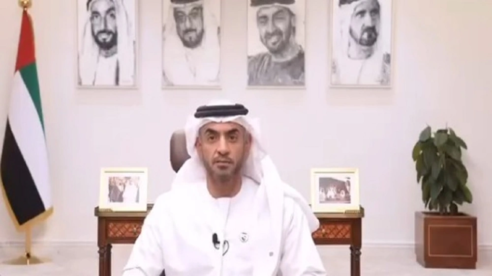 منح الشيخ نهيان بن سيف آل نهيان وشاح الملك عبدالعزيز من الطبقة الثانية