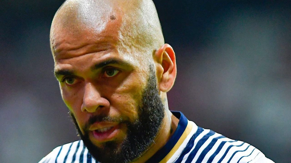 داني ألفيس يشتري نادي برتغالي ويخطط للعودة إلى الملاعب في 2026