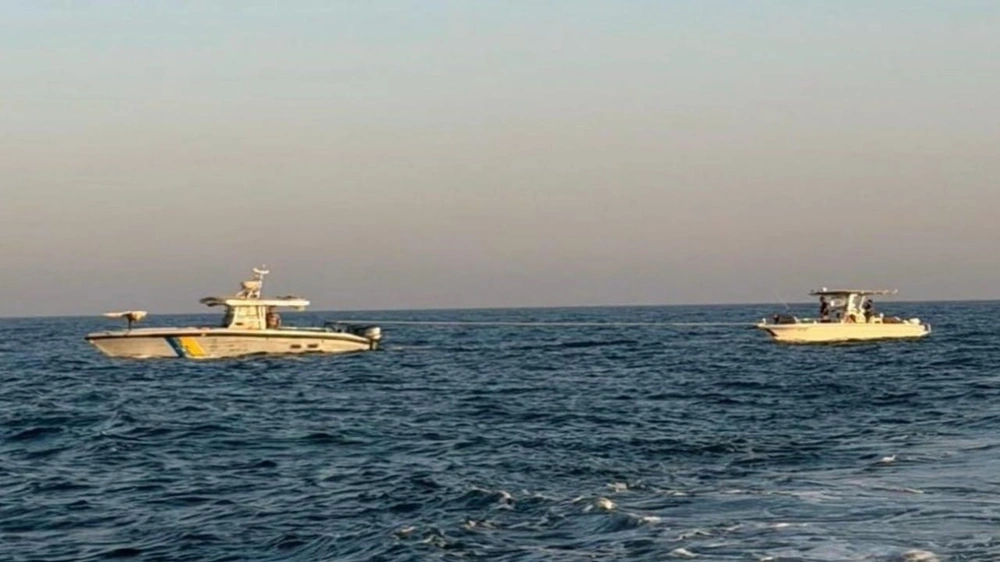 إنقاذ 4 مواطنين خليجيين تعطلت واسطتهم البحرية في عرض البحر