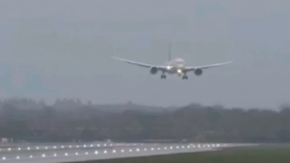 آل شيبان يشارك خطوات هبوطه أثناء عاصفة بيرت بلندن.. فيديو