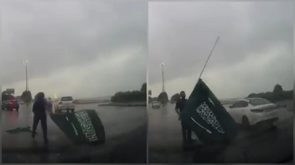 مواطن يترجل وسط الأمطار لإعادة رفع العلم السعودي.. فيديو