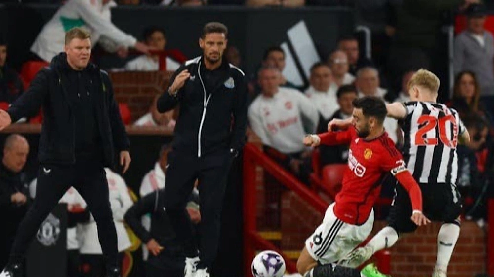 مدرب نيوكاسل يوجّه تحذيرًا للاعبيه قبل مواجهة مانشستر يونايتد