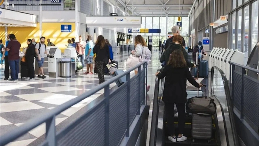 مقطع داخل مطار يكشف أسلوباً مريباً لتصوير النساء سراً