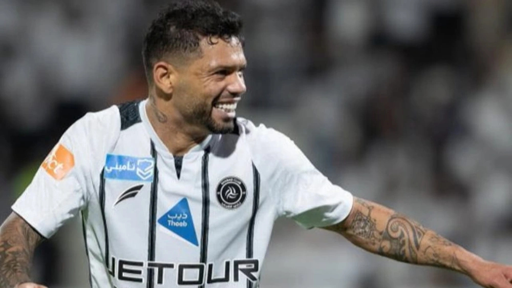 الشباب يبلغ كارلوس بأنه خارج حسابات الفريق في الشتاء