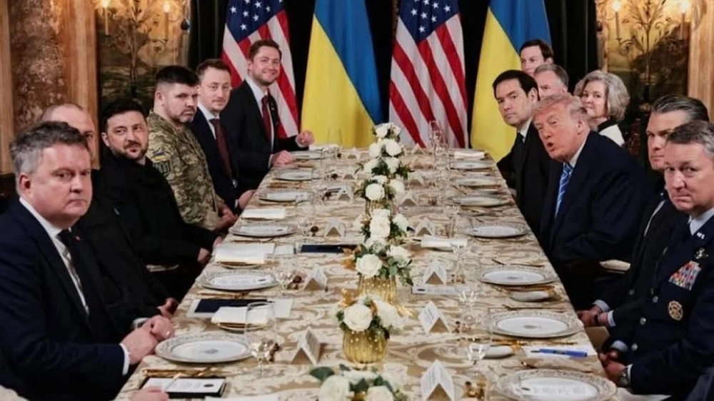 ترامب يثير الجدل بسلوك غير متوقع تجاه الصحفيين أثناء لقاء زيلينسكي .. فيديو