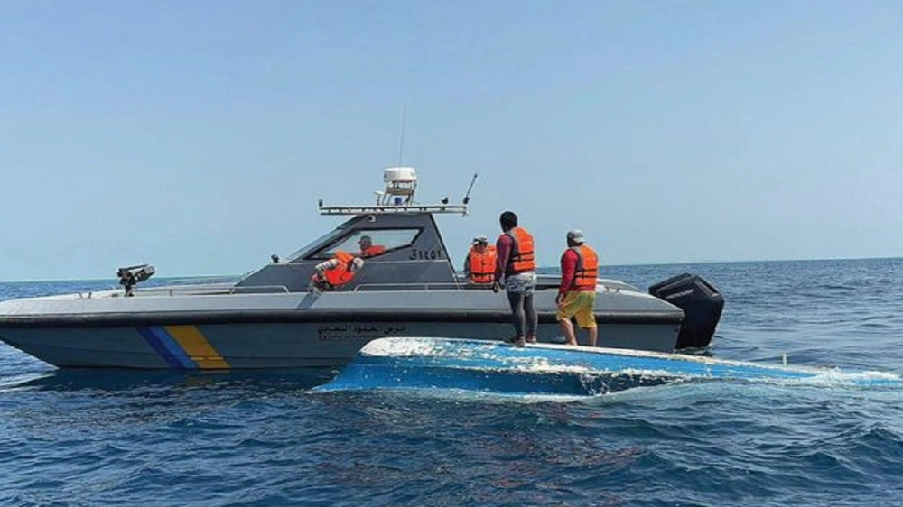 إنقاذ مقيمين تعطلت واسطتهما البحرية في عرض البحر بـ ينبع .. صور