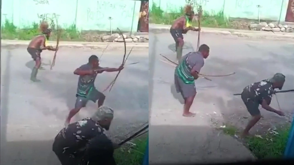 اشتباك عنيف بالسيوف والسهام بين قبيلتين في بلد أفريقي.. فيديو