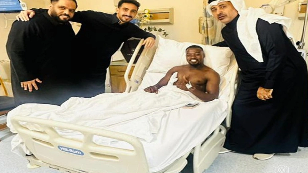 نواف العقيدي يزور خالد ناري في المستشفى