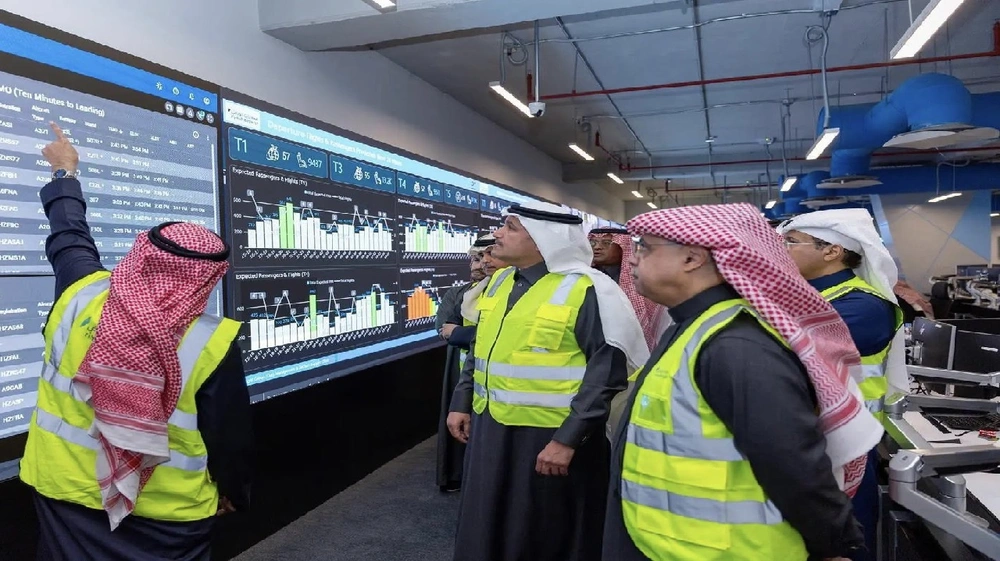 وزير النقل يقف على حركة السفر في مطار الملك خالد