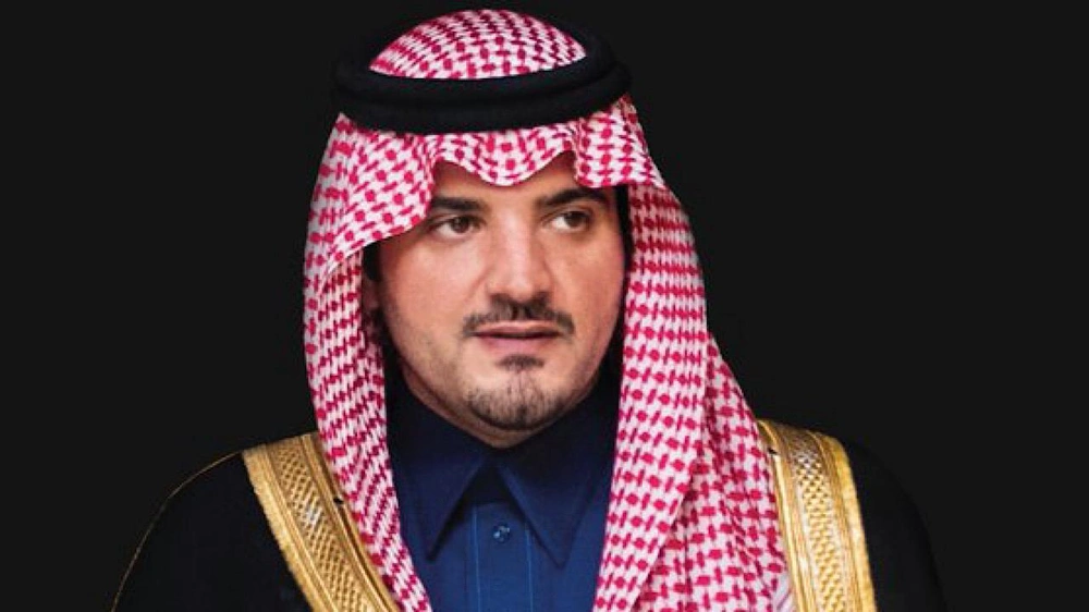 وزير الداخلية يطمئن على الجندي ريان آل أحمد بعد إصابته في المسجد الحرام