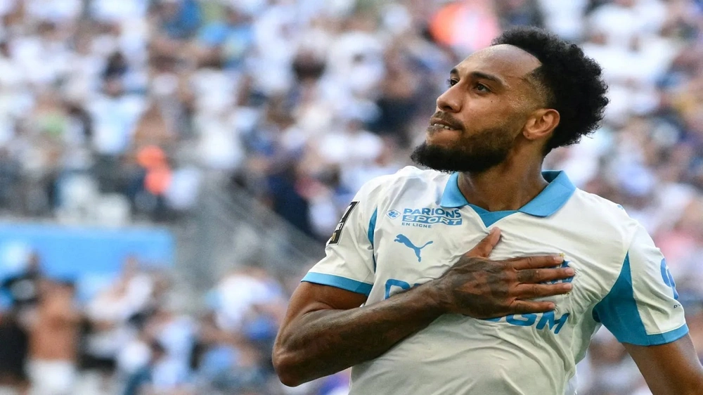 أوباميانج يودع أمم أفريقيا ويطير إلى فرنسا