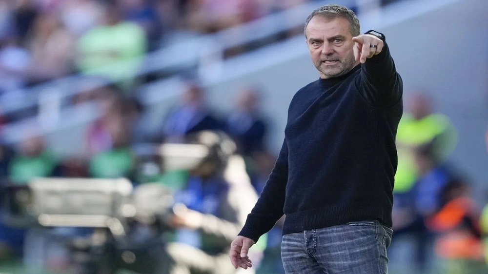 مدرب برشلونة:  تشكيلة فيفا المثالية لعام 2025 مزحة ثقيلة