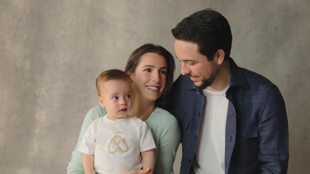 ولي العهد الأردني يشارك صورًا عائلية احتفالًا بالعام الجديد.. صورة