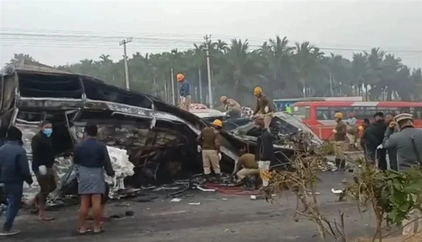 مقتل 10 أشخاص وإصابة آخرين في حريق حافلة بالهند .. فيديو
