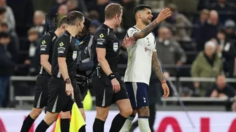 قائد توتنهام مهدد بالإيقاف بعد طرده أمام ليفربول