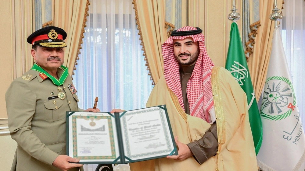 وزير الدفاع يُقلِّد قائد الجيش الباكستاني وسام الملك عبدالعزيز من الدرجة الممتازة