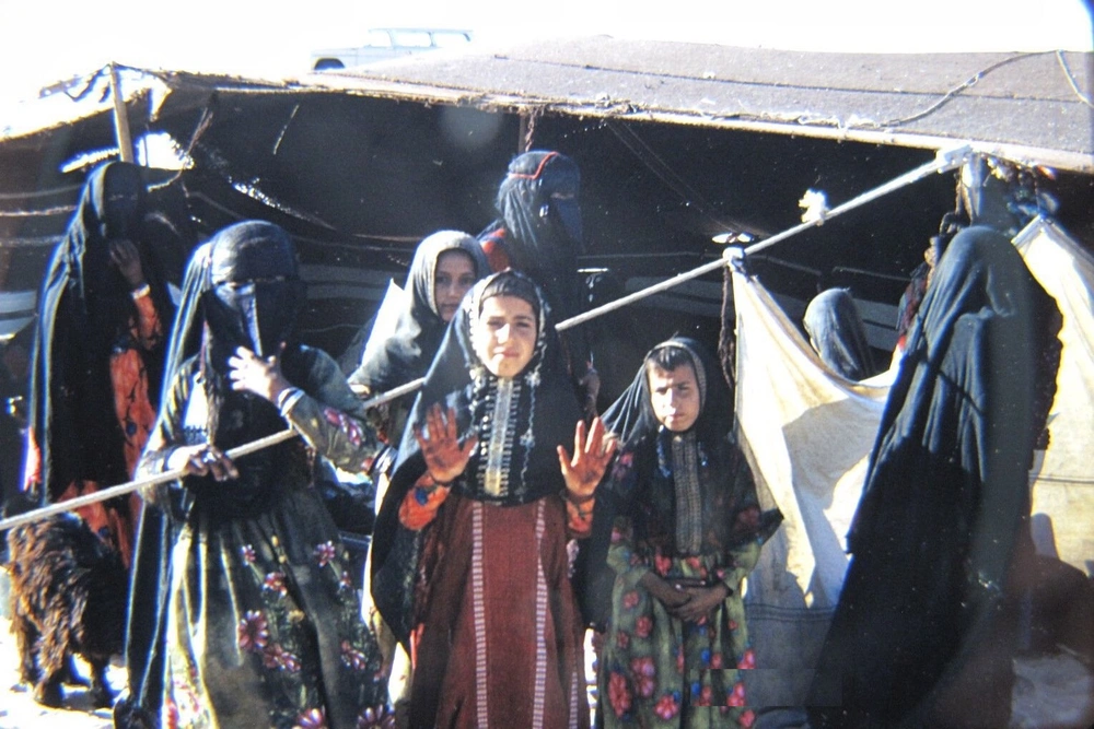 لقطة قديمة لعائلة في بادية المنطقة الشرقية