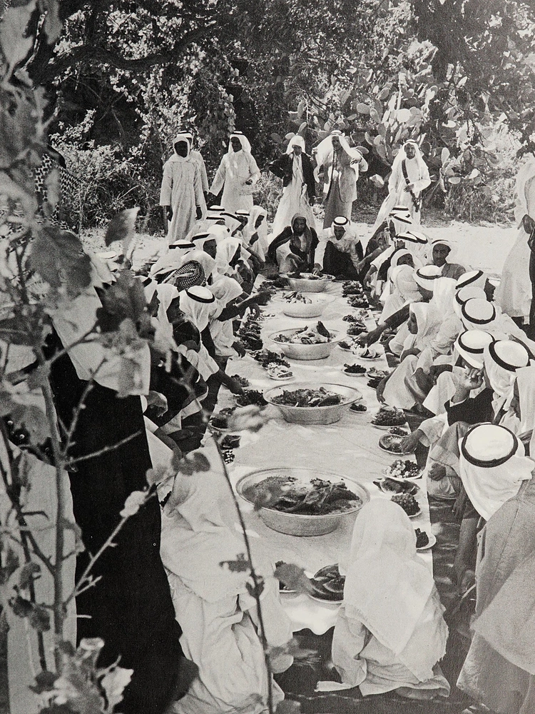 وليمة في أحد بساتين قرية الملد بالستينيات الميلادية