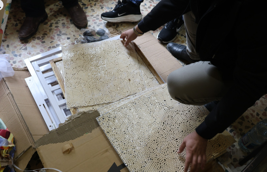 إحباط تهريب 26 ألف حبة كبتاغون داخل سرير معدني إلى المملكة..صور