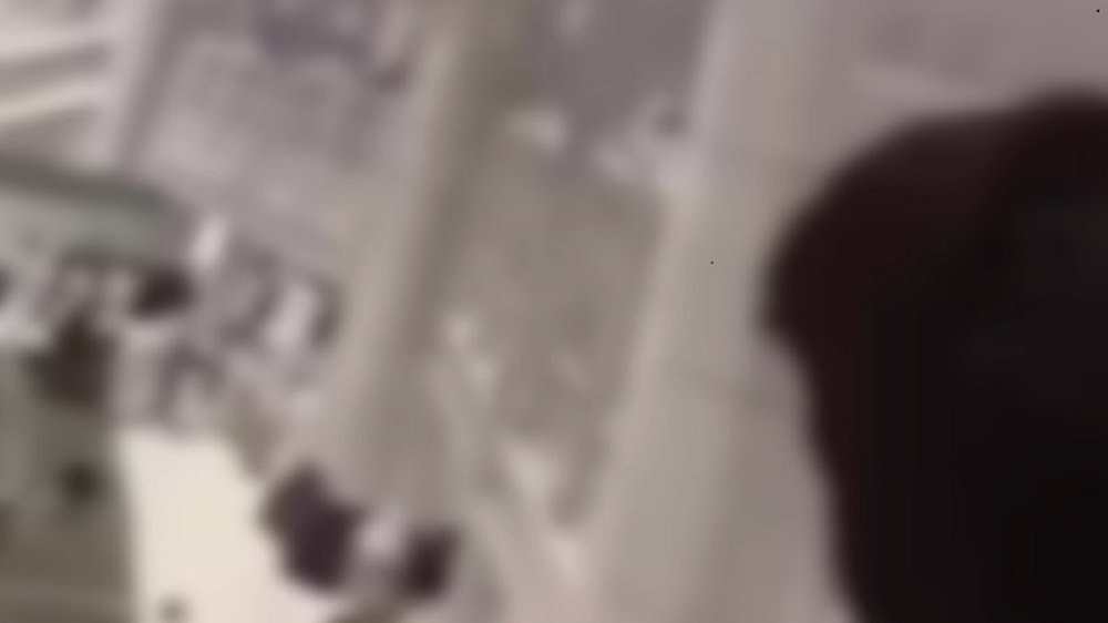 إصابة رجل أمن أثناء إنقاذه شخص ألقى نفسه من الأدوار العلوية للمسجد الحرام..فيديو