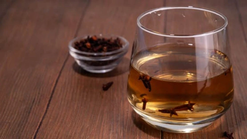 فوائد شرب ماء القرنفل للبشرة