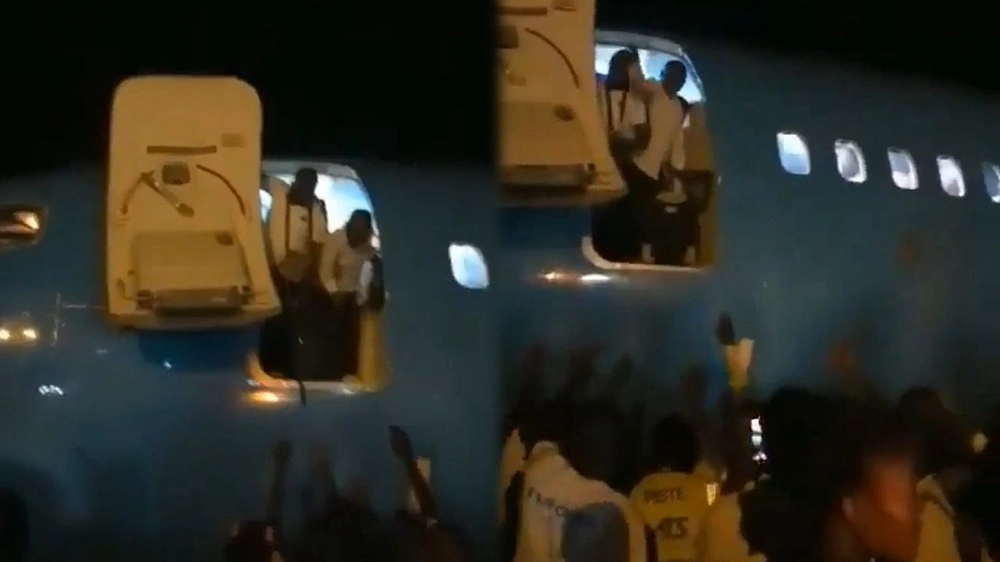 ركاب يضطرون للققز من طائرة لعدم وجود معدات النزول !..فيديو