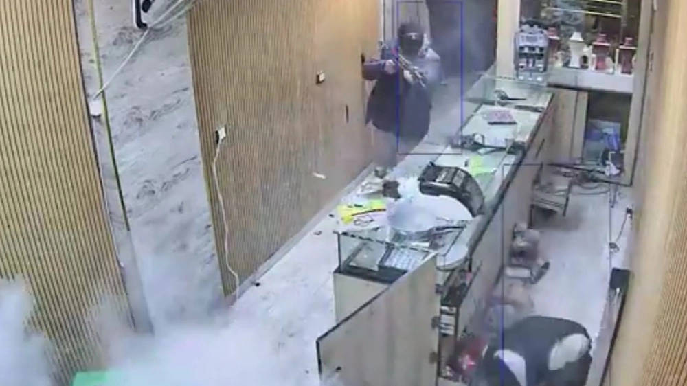 مسلحان يقتحمان محل ذهب في حلب ويقتلان شخصين   .. فيديو