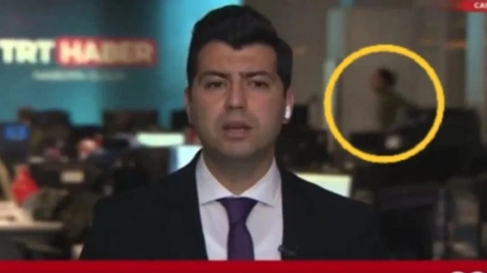 قناة تركية تقطع بثها بسبب فتاة تمزق ملابسها خلف الكاميرا..فيديو