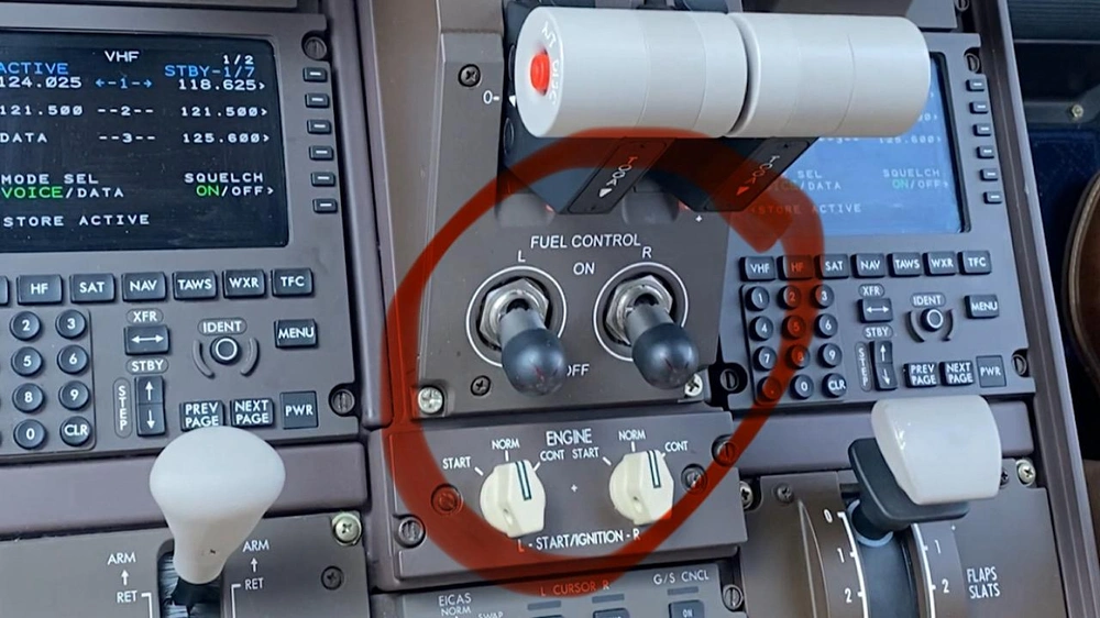 توقف محرك طائرة بعد دقائق من إقلاعها بسبب ستارة شمس