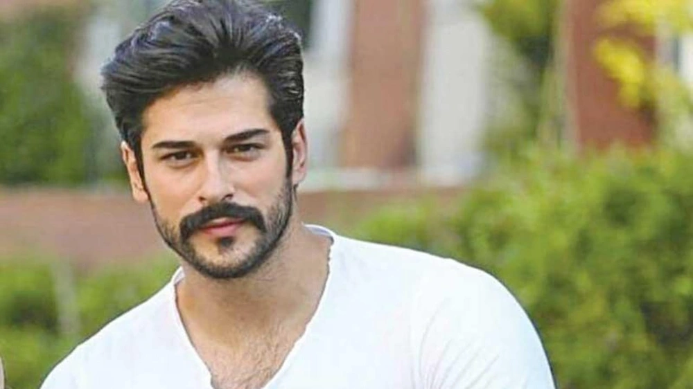 بوراك أوزجيفيت يبدع على المسرح بمسرحيته الفردية .. فيديو