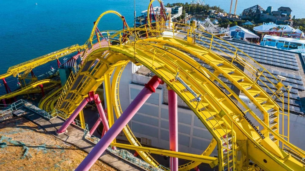 راكبان يعلقان على أفعوانية عالية لمدة ساعة بعد تعطلها .. فيديو