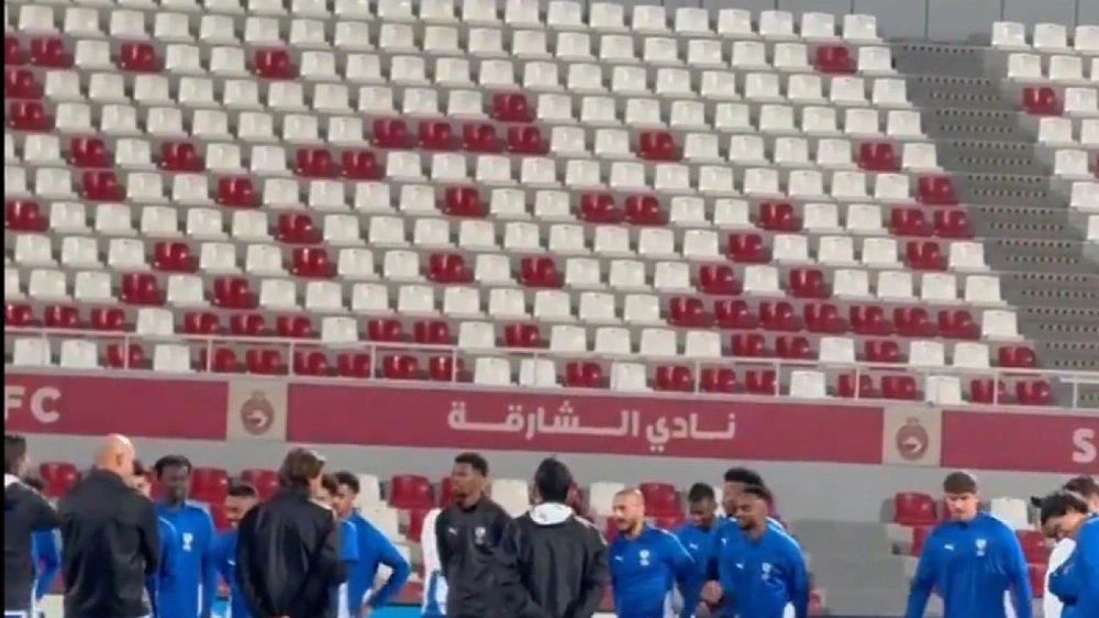 لاعبو الهلال يحيون كانسيلو قبل مواجهة الشارقة .. فيديو