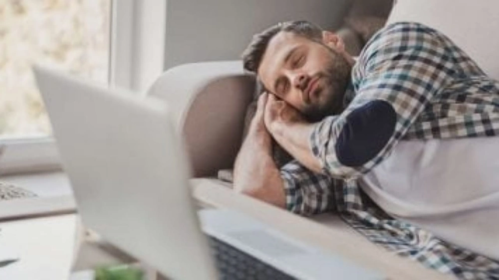 دراسات تحذر: القيلولة الطويلة قد تربك الدماغ وتؤثر على النوم