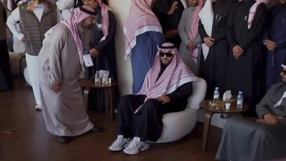 الشيخ فهد بن فلاح ينوب عن متسابق في مهرجان الإبل بعد وفاة والده.. فيديو