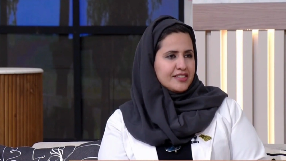 امتنان الماجد: مضغ العلكة يقوي العضلات لكنه يضر عند الإفراط.. فيديو