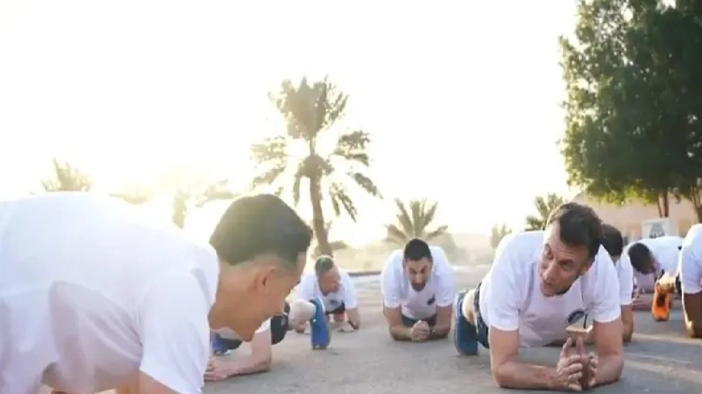 ماكرون يؤدي تمارين رياضية مع جنود فرنسيين .. فيديو