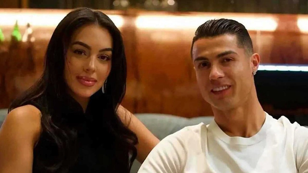 حراس جورجينا يثيرون الجدل باستخدام مصابيح قوية لإرباك المصورين .. فيديو