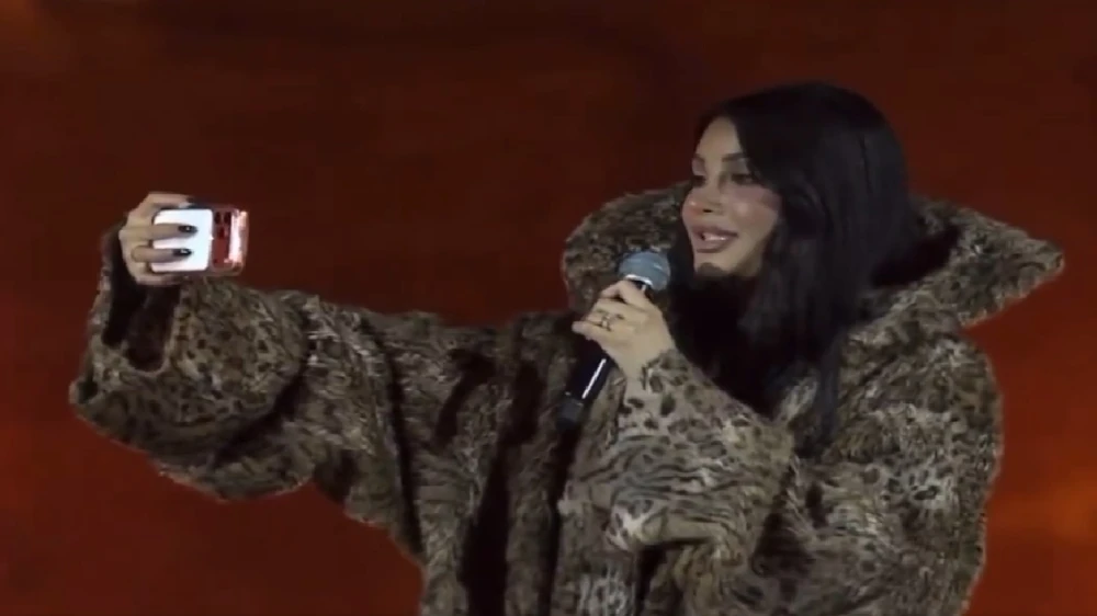 أميمة طالب تسرق الأضواء بعفويتها بالدرعية.. فيديو